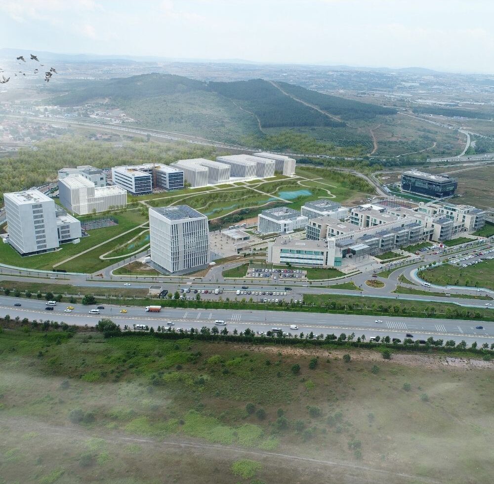 Ofis ve tesis binalarından oluşan yerleşkenin havadan görünümü
