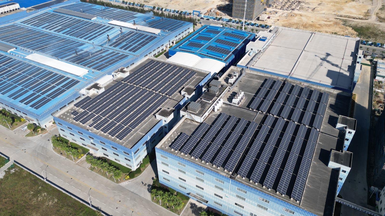 Endüstriyel tesis çatısında güneş paneli sistemi — ISO 50001 enerji yönetimi uygulamalarının modern örneği