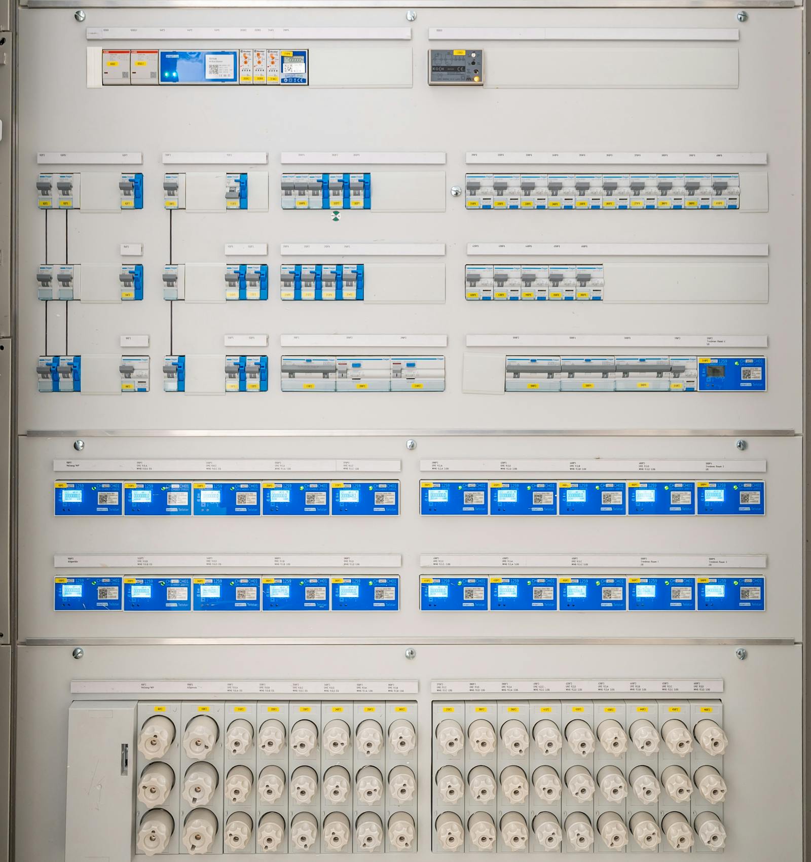 Yüksek gerilim elektrik panosu ve devre kesiciler — reaktif güç ölçüm ve kompanzasyon noktası