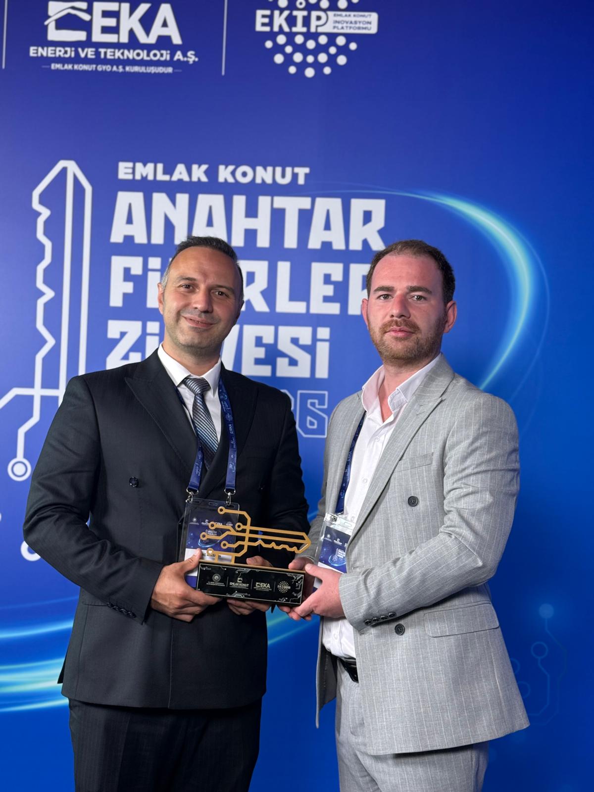 Atasayın Enerji yetkilisine Anahtar Fikirler Zirvesi 2026 katılım plaketinin takdimi
