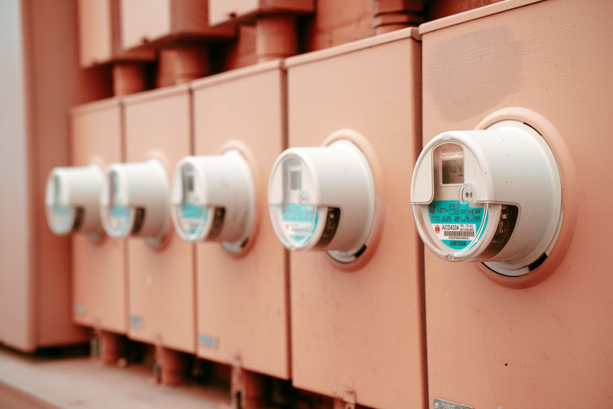 Bir duvarda sıralı dijital akıllı elektrik sayaçları ile enerji izleme