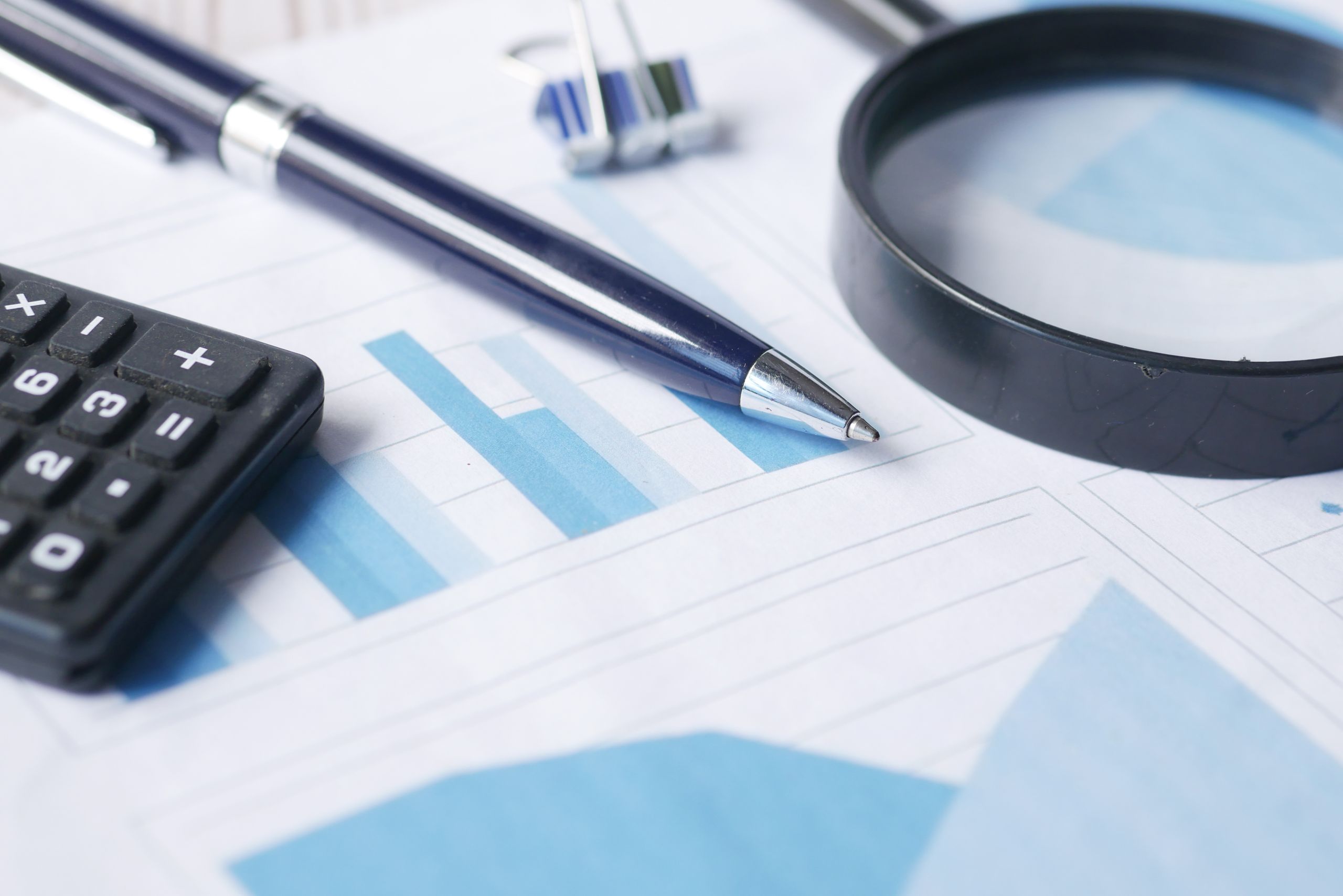 ISO 50001 belgelendirme denetimine hazırlanan enerji tüketim raporları, hesap makinesi ve büyüteç
